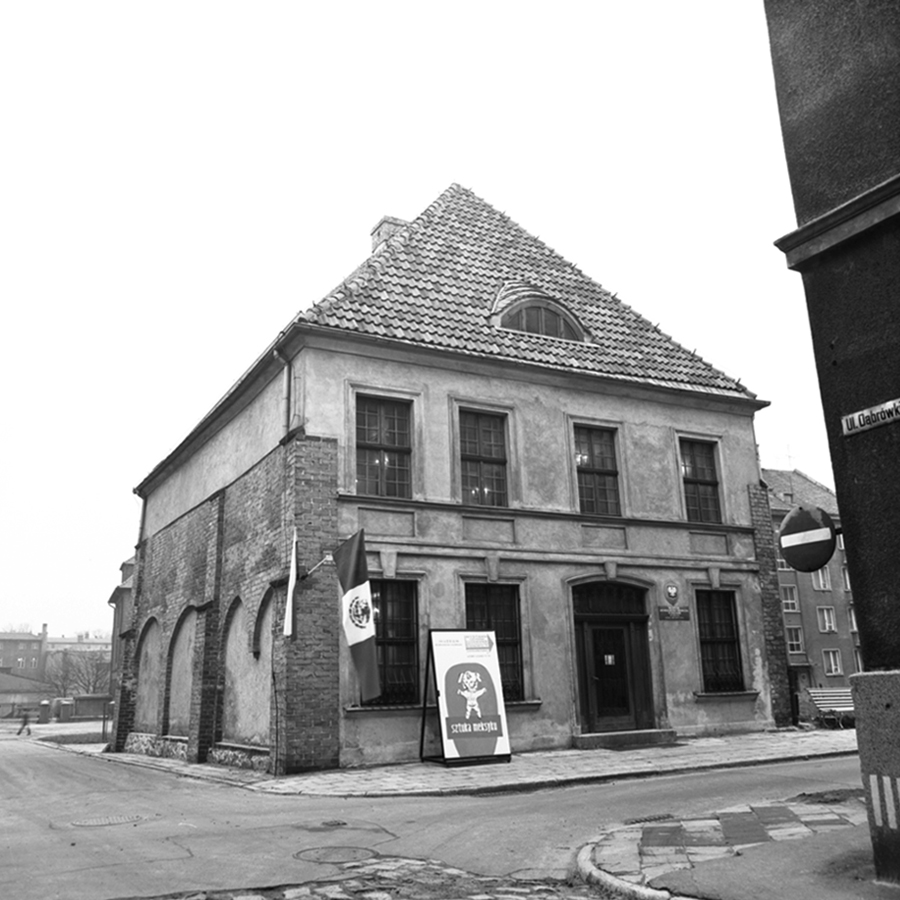 Kamieniczka przy ul. Bogusława, w której odbywały się dawniej wystawy, fotografia z 1974 roku