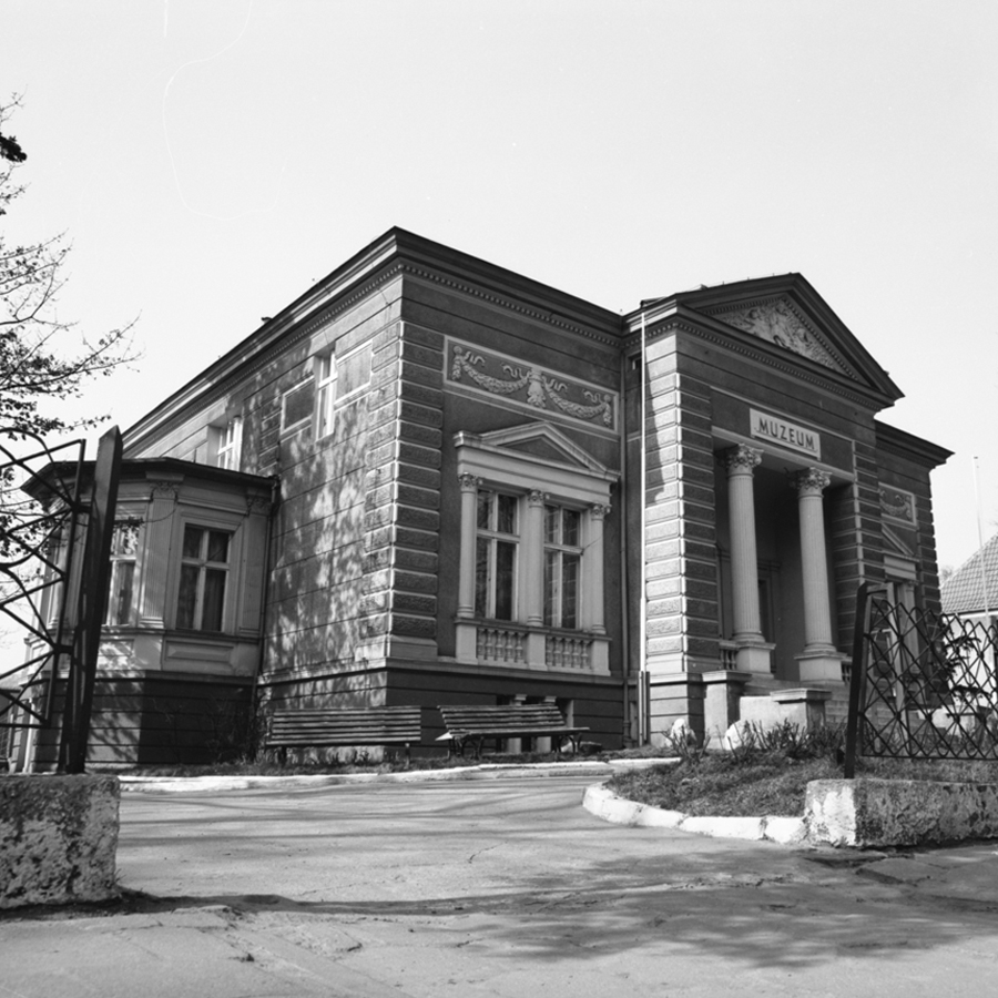 Budynek Muzeum Okręgowego w Koszalinie przy ul. Armii Czerwonej 53 na fotografii z 1982 roku