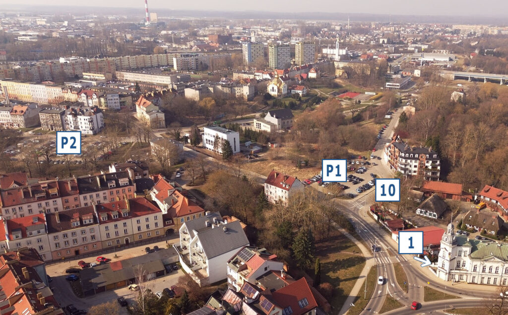 Zdjęcie z lotu ptaka ukazujące rozmieszczenie parkingów przy Muzeum