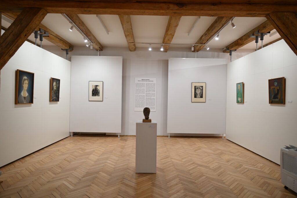 Obrazy i rzeźba działu sztuki współczesnej na wystawie "Odkryj skarby Muzeum w Koszalinie. Czyli Muzeum w 5 odsłonach" (kliknięcie spowoduje powiększenie zdjęcia).