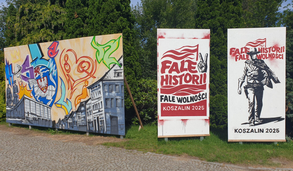 Muzealna strefa graffiti. Po lewej graffiti symbolizujące 80-lecie polskiego Koszalina, a po prawej festiwal "Fale Historii, Fale Wolności" (kliknięcie spowoduje powiększenie zdjęcia).